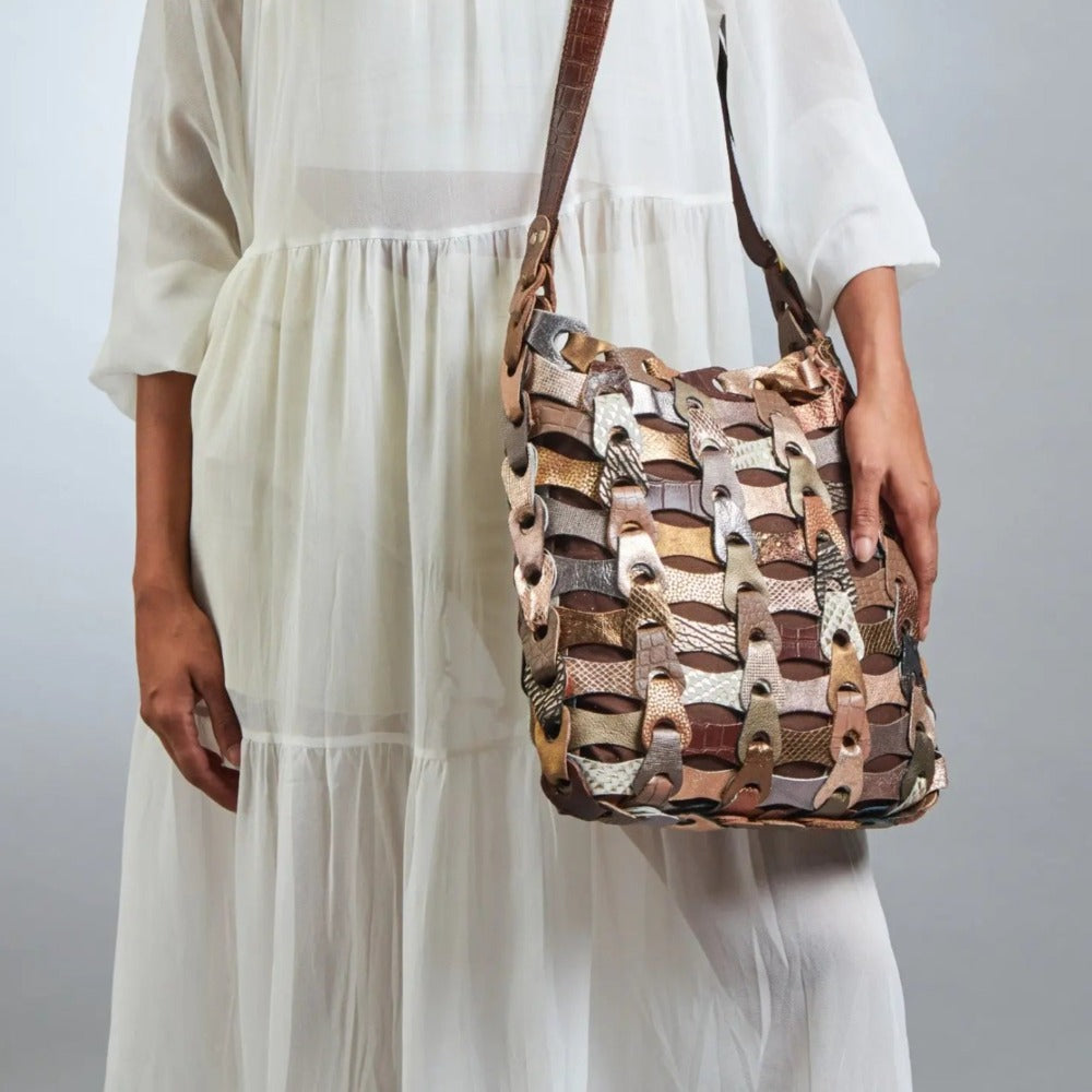 Elegant Håndflettet Bronze Skuldertaske – Aida på udsalg!